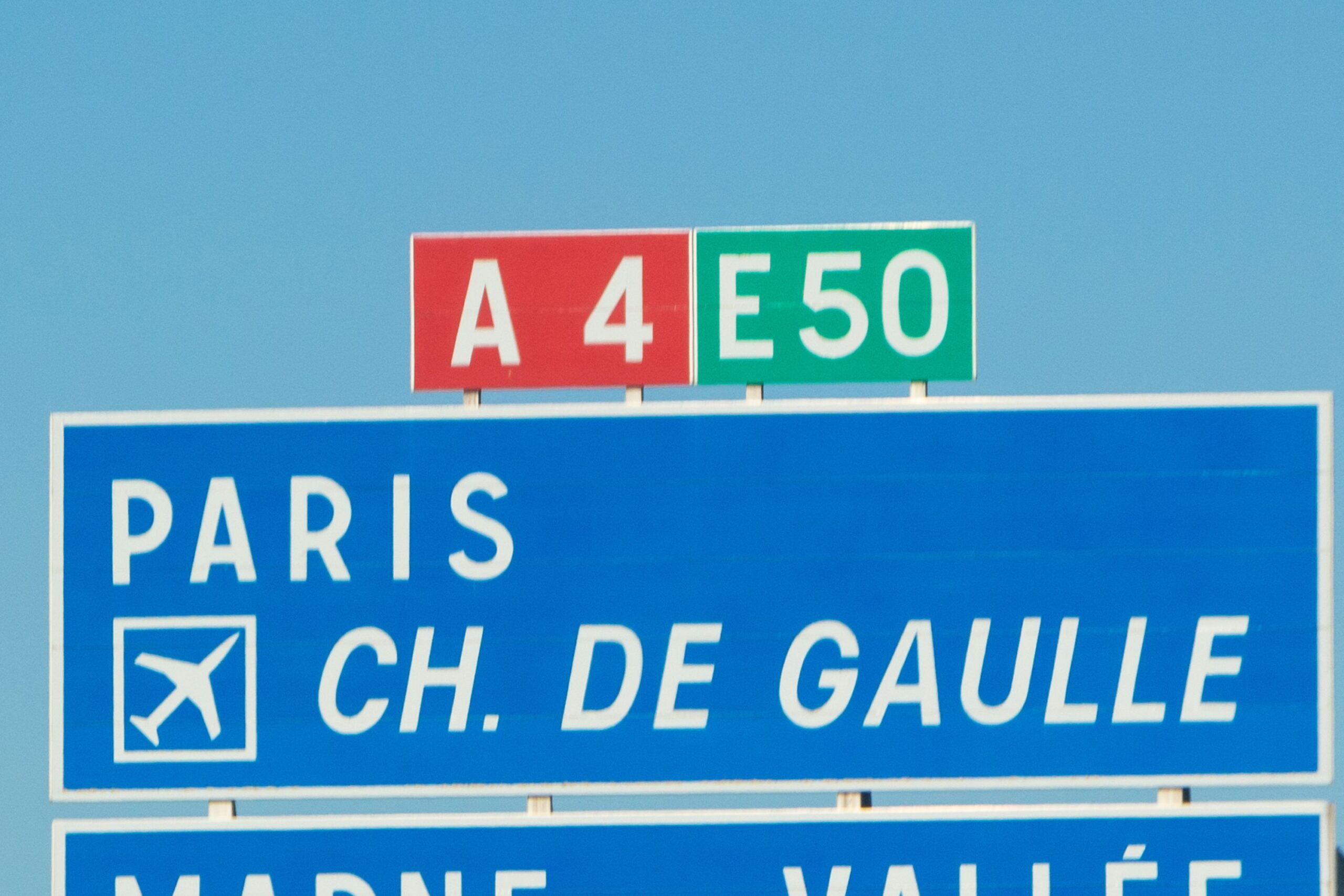 How far is Charles de Gaulle airport from Paris city center